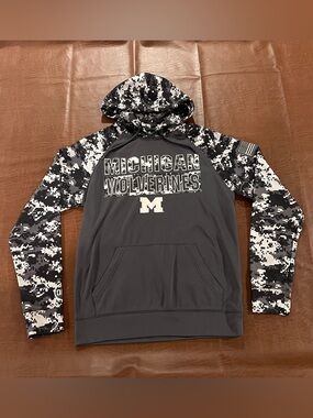 University of Michigan Wolverines Camo Hoodie Sweatshirt - Size Small
